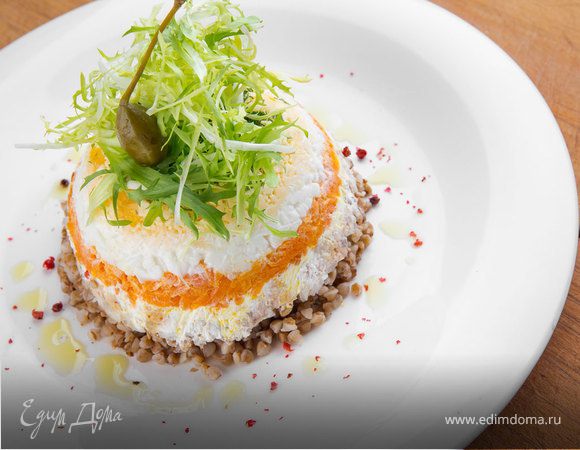 Слоеный салат с горбушей и гречкой Слоеный салат с горбушей и гречкой