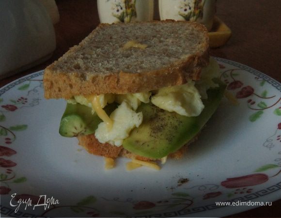 Бутерброд с яичницей-болтуньей и авокадо
