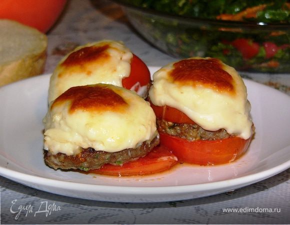 Котлеты, запеченные в помидорах, под соусом бешамель