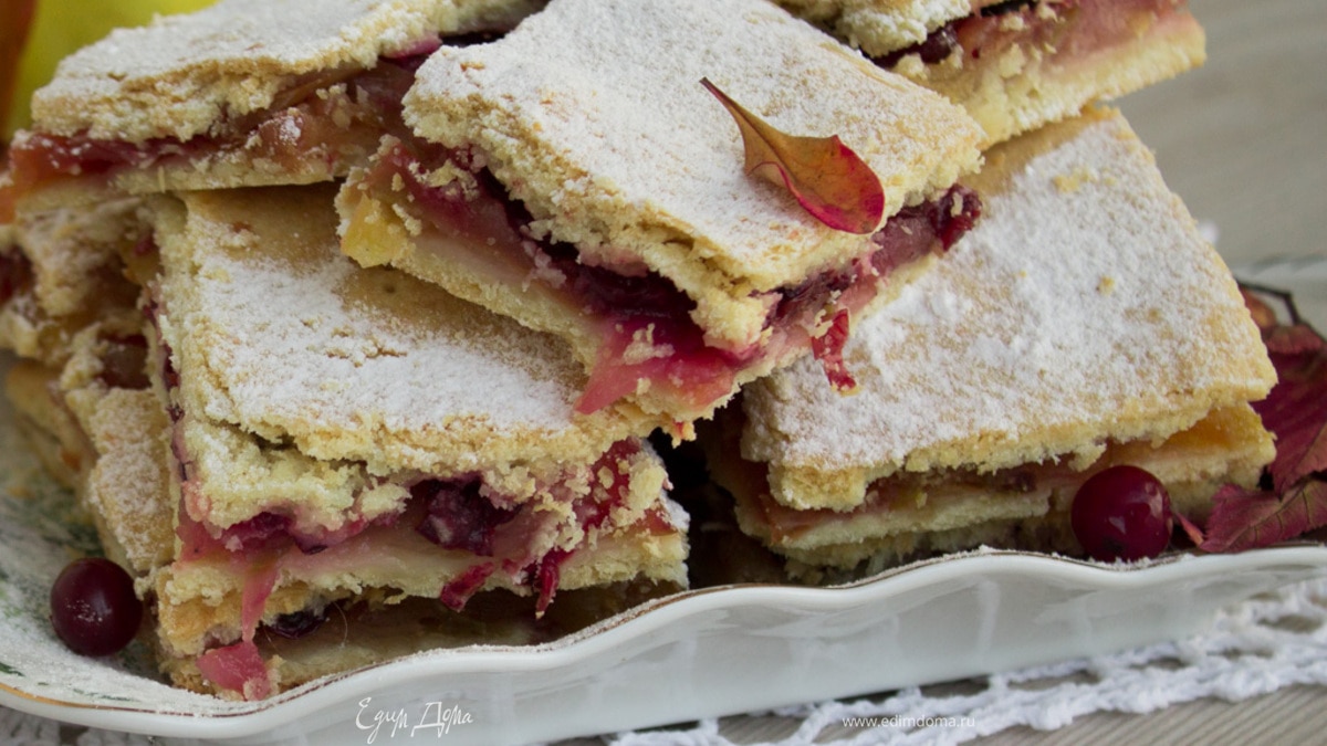 Тонкий яблочный пирог с клюквой