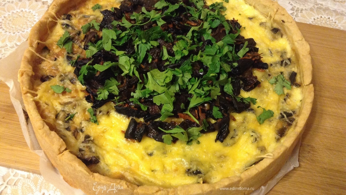 Пирог с грибами и вялеными помидорами