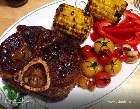 Говяжий стейк с гарниром из овощей Говяжий стейк с гарниром из овощей