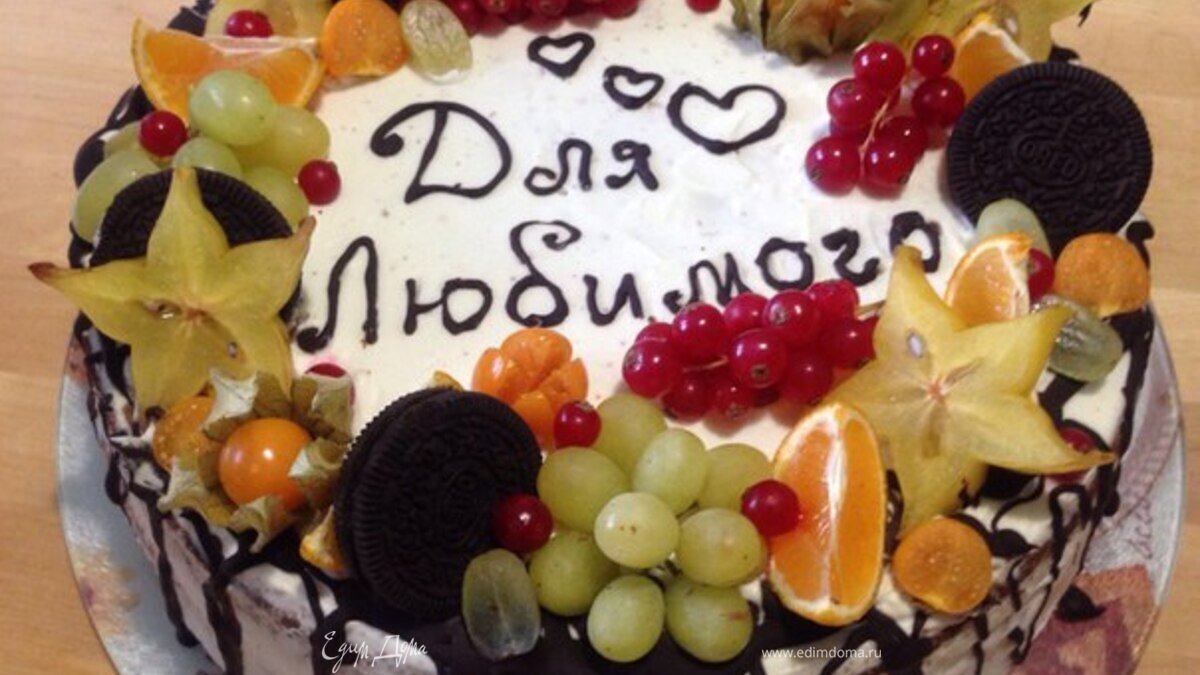 Торт из бисквита с клубничной пропиткой, клубникой и сливками