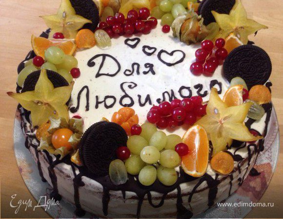 Торт из бисквита с клубничной пропиткой, клубникой и сливками