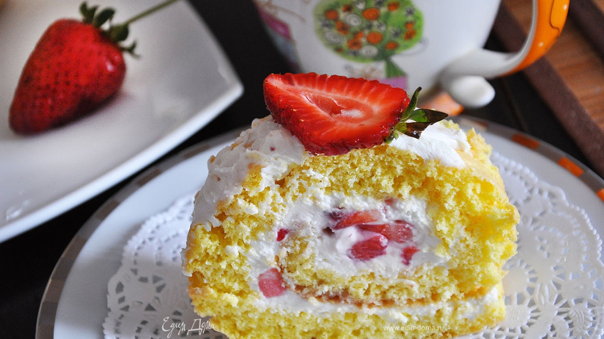 Бисквитный рулет с клубникой и сливками