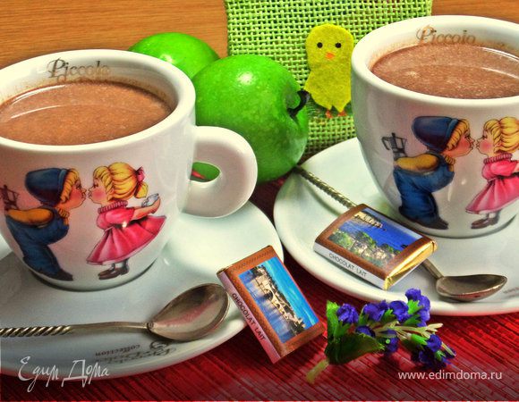 Горячий шоколадный напиток с корицей Горячий шоколадный напиток с корицей