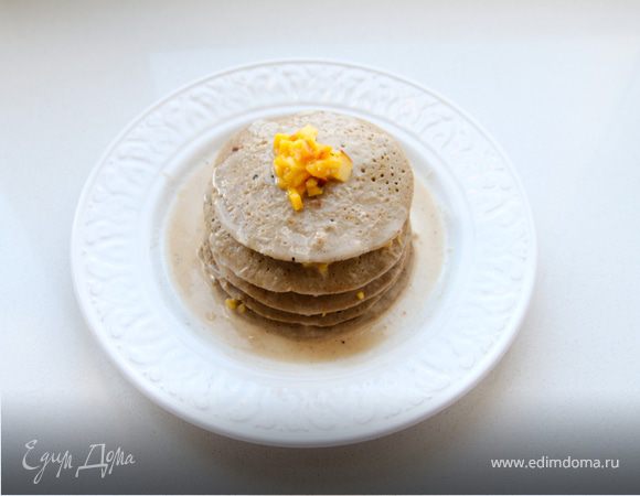 Банановые панкейки с кокосовым соусом Банановые панкейки с кокосовым соусом