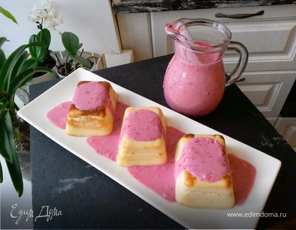 Творожная запеканка под бруснично-банановым соусом