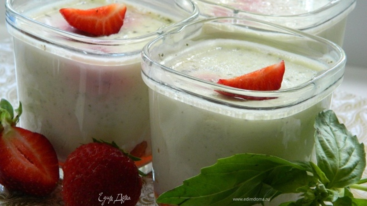 Йогурт с базиликом и клубникой