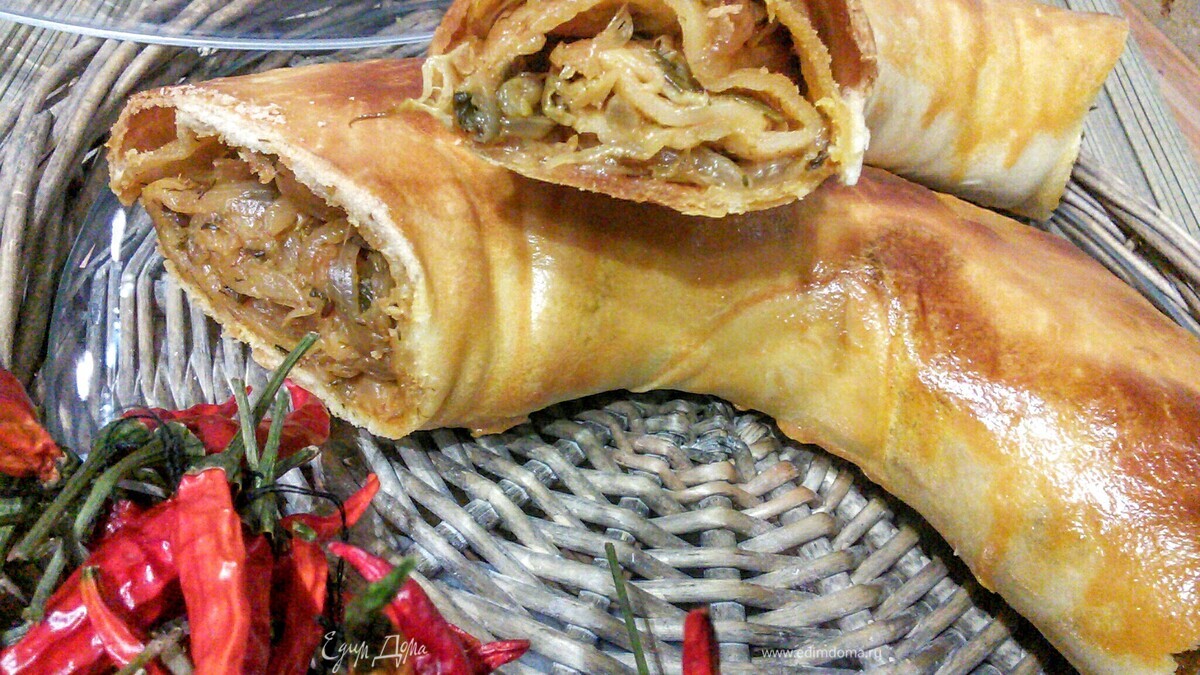 Луковый штрудель на вытяжном тесте