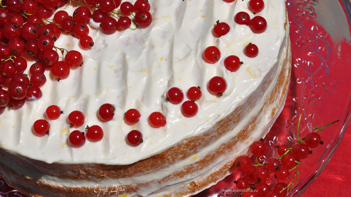 Голый торт с красной смородиной