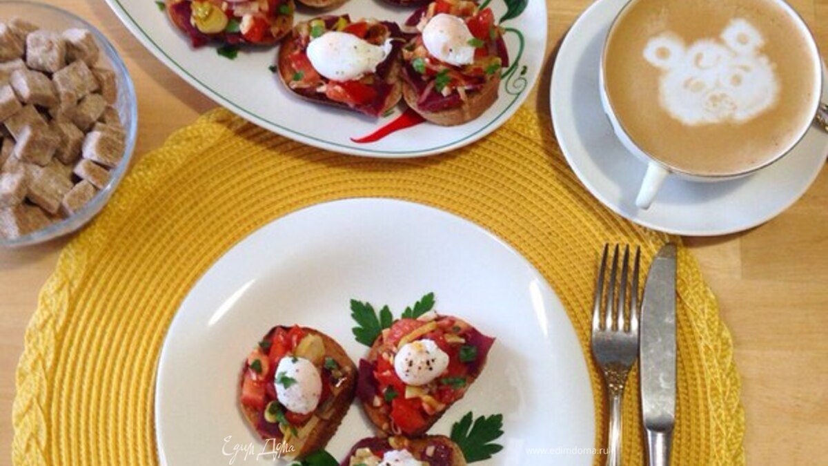 Брускетты с бастурмой и яйцом пашот из перепелиного яйца