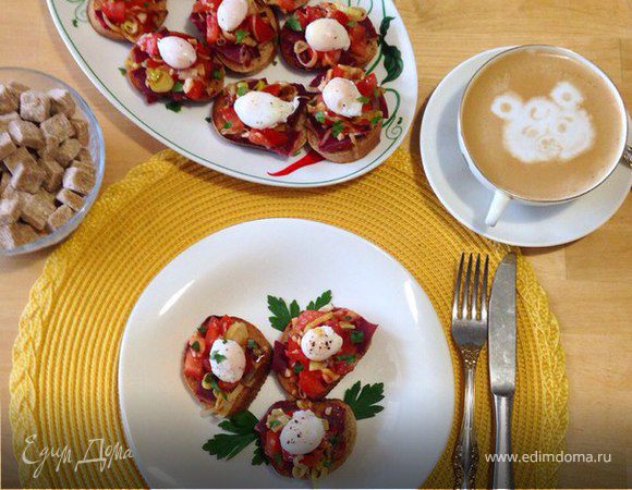 Брускетты с бастурмой и яйцом пашот из перепелиного яйца Брускетты с бастурмой и яйцом пашот из перепелиного яйца