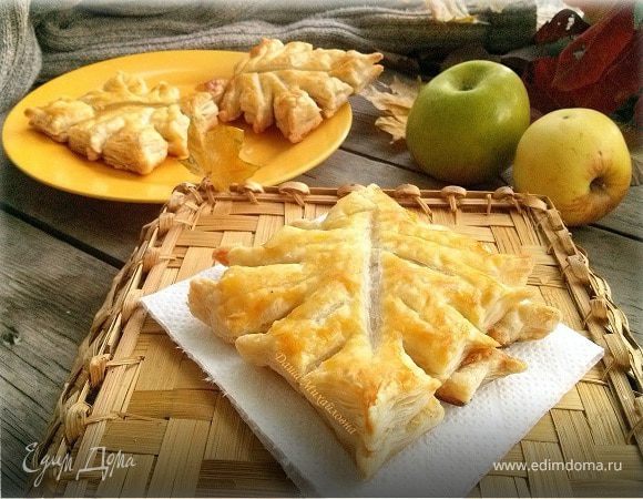Слоеные листочки с яблоком