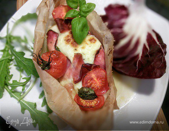 Капрезе из курицы, запеченный в пергаменте