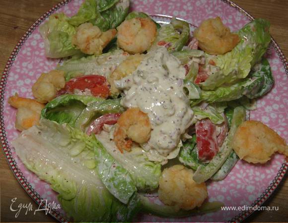 Салат с креветками, помидором и сладким перцем 