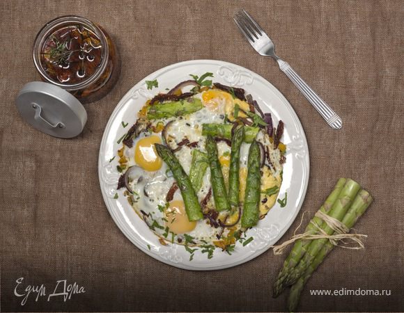 Яичница со спаржей
