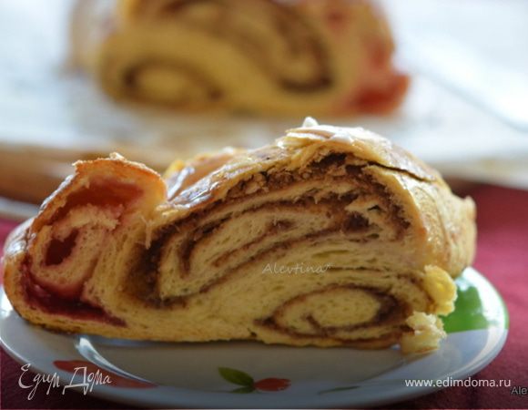 Домашняя булка с пеканом и корицей