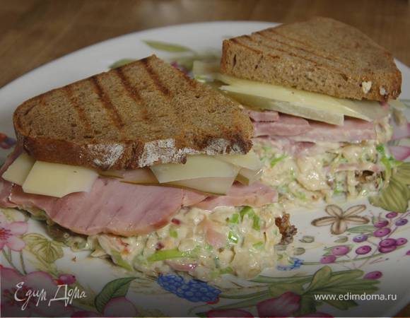 Бутерброд с ветчиной, квашеной капустой, яблоками и сыром 