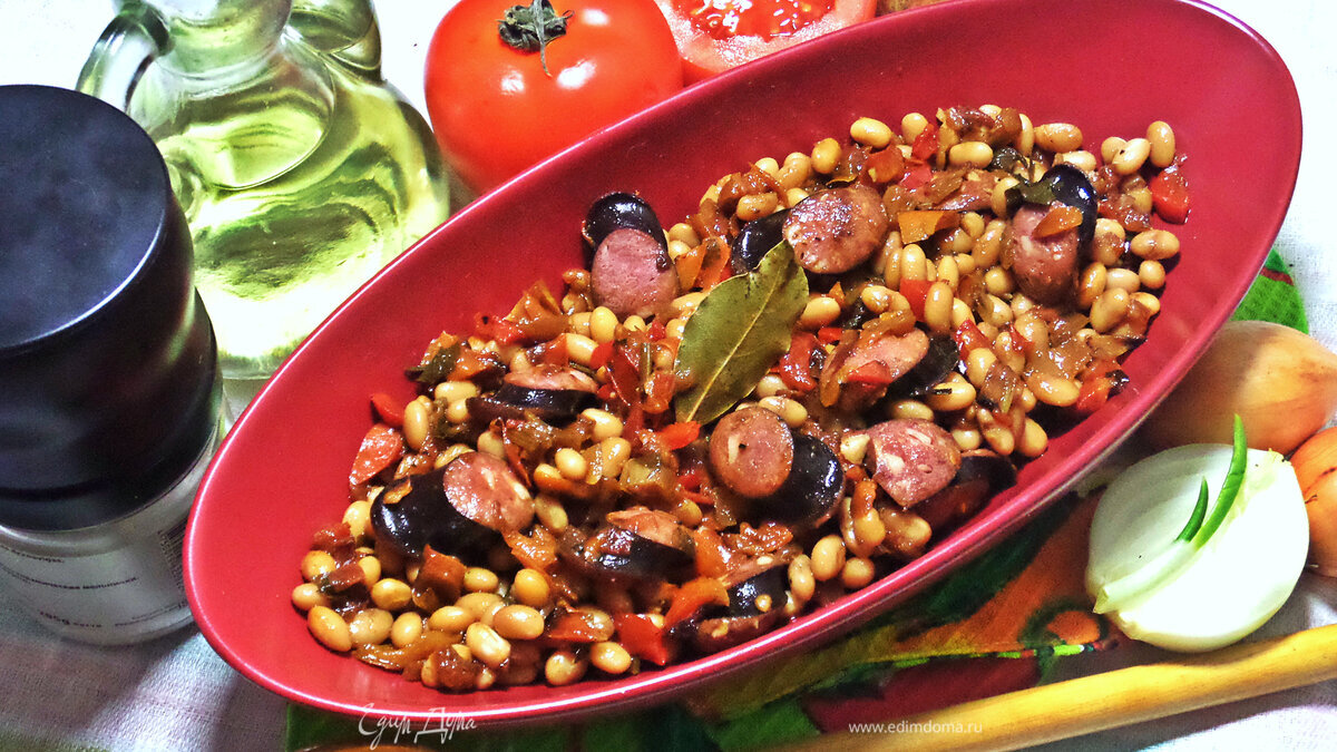Фасоль с овощами и колбасками