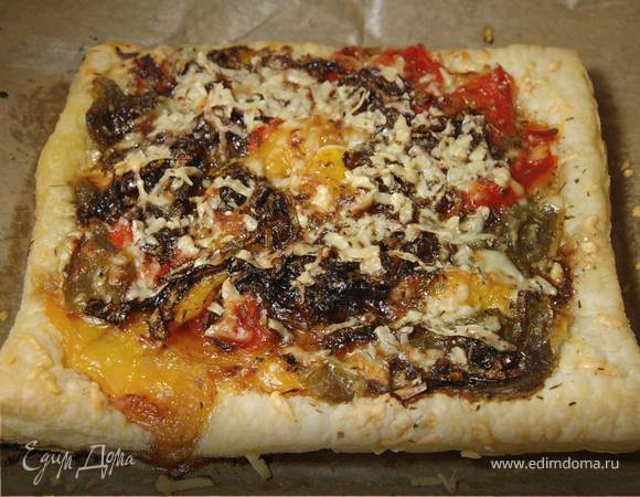 Открытый пирог с запеченным перцем и карамелизированным луком 