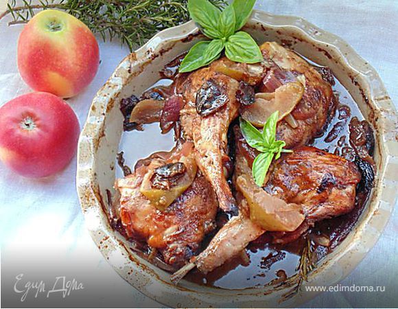 Кролик с яблоками и красным луком