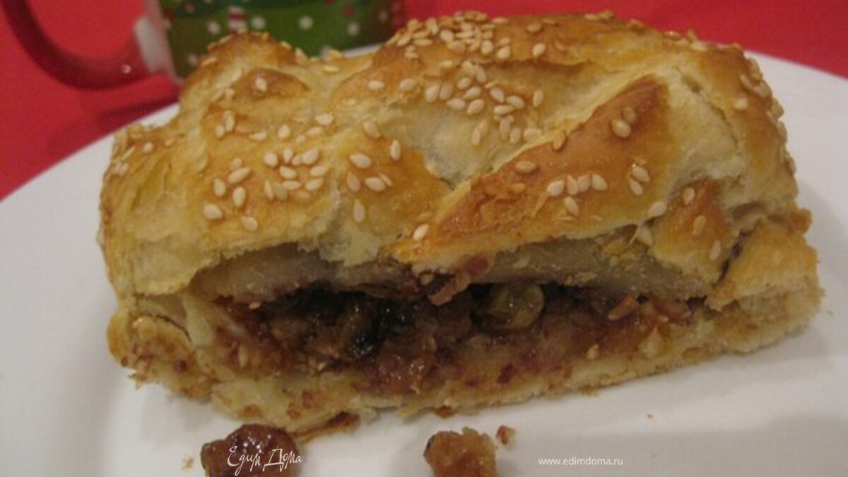 Шоколадный пирог с орехами и цукатами