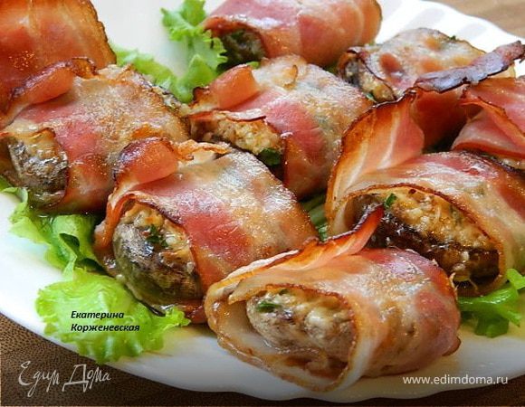 Шампиньоны с орехово-сырной начинкой в беконе