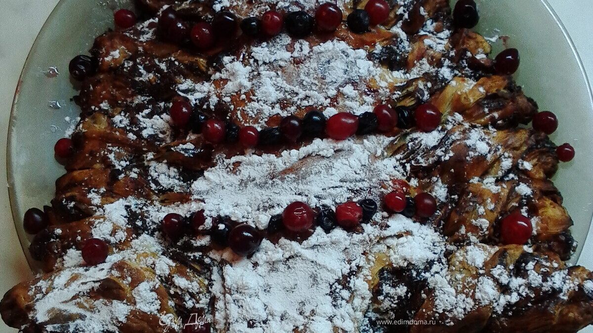 Пирог на слоеном экспресс-тесте с шоколадной начинкой