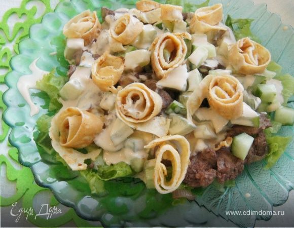 Салат с куриной печенью и яичными блинчиками