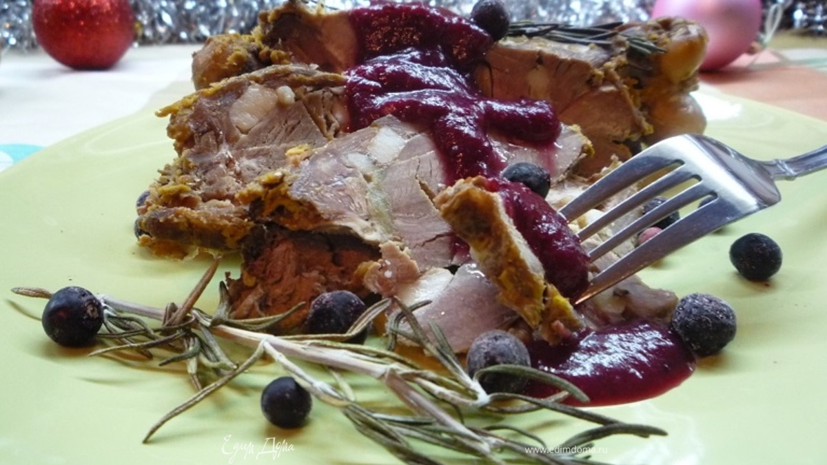Баранья нога в духовке с розмарином и клюквенным соусом