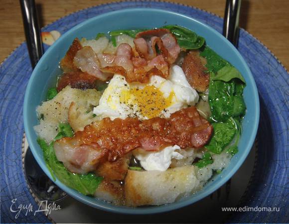Куриный бульон с яйцом и беконом 