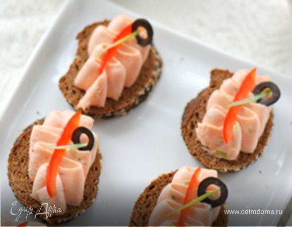 Мусс из семги на бородинском хлебе Мусс из семги на бородинском хлебе