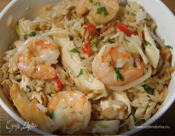 Жареный рис с креветками и курицей, заправленный по-восточному 