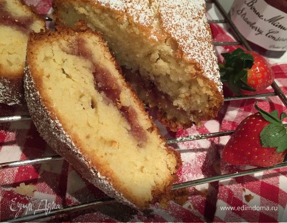 Кекс на йогурте с клубничным вареньем Кекс на йогурте с клубничным вареньем
