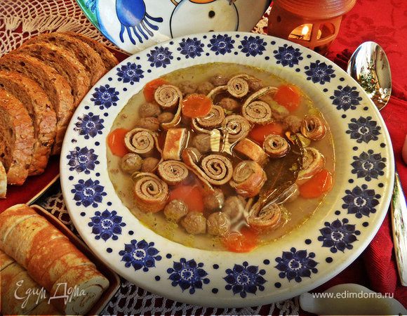 Суп с фрикадельками и блинными роллами Суп с фрикадельками и блинными роллами
