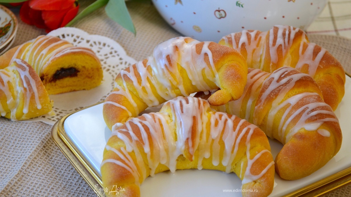 Круассаны из дрожжевого морковного теста