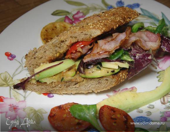 Сэндвич с цукини, помидорами и авокадо 