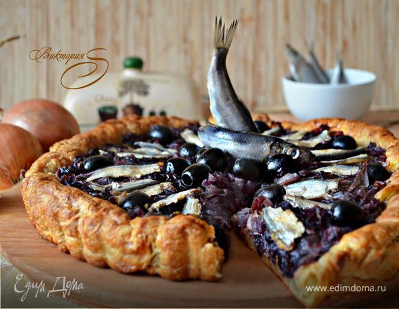 Луковый тарт с малосольной килькой Луковый тарт с малосольной килькой
