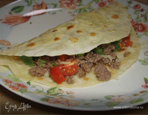 Мясная кесадилья с сыром и помидорами черри 