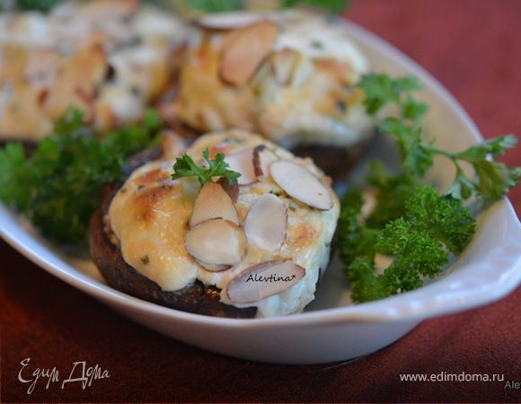 Фаршированные грибы с крабовым соусом