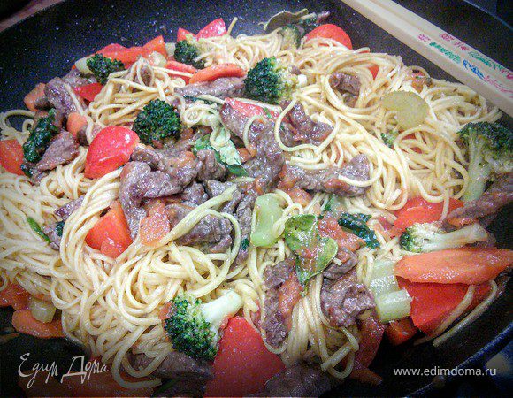 Говядина с помидорами и китайской лапшой Говядина с помидорами и китайской лапшой