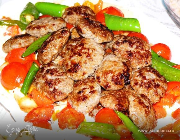 Говяжьи котлеты на лепешке пиде Говяжьи котлеты на лепешке пиде