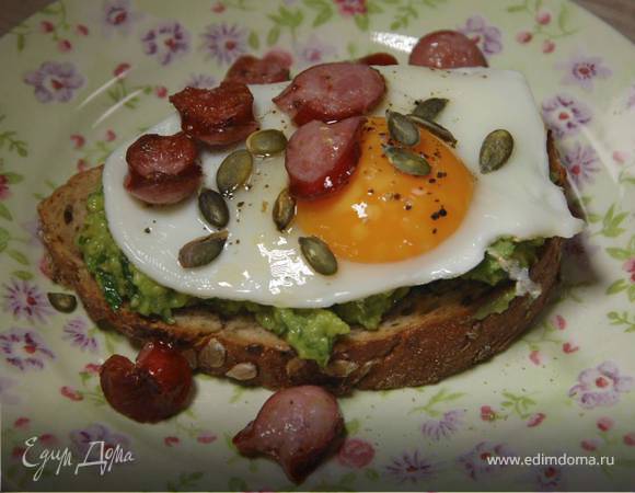 Хитрый бутерброд с авокадо и яичницей 