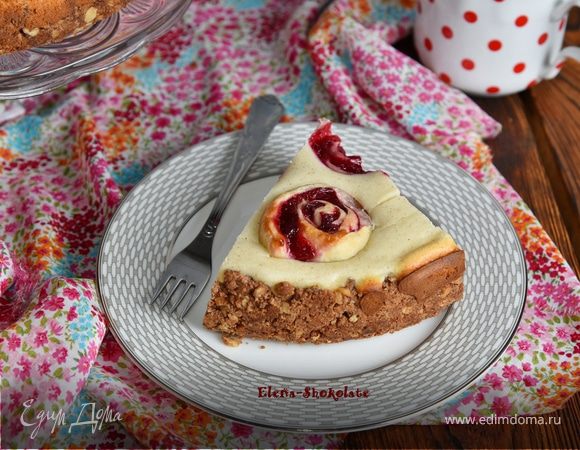 Пирог на ореховом тесте с вишневыми слоеными рулетиками