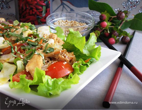 Теплый салат с куриным филе по-тайски