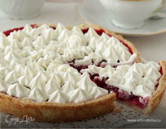 Тарт с брусникой и нежным кремом с белым шоколадом