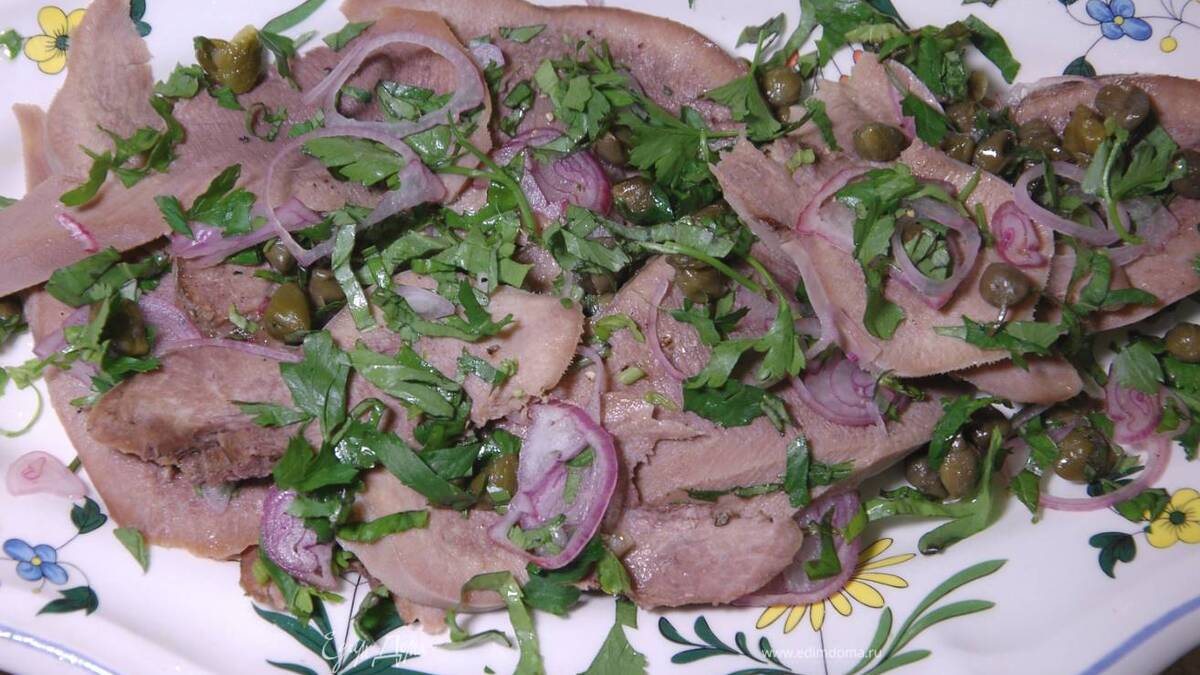 Язык с маринованным луком, каперсами и петрушкой