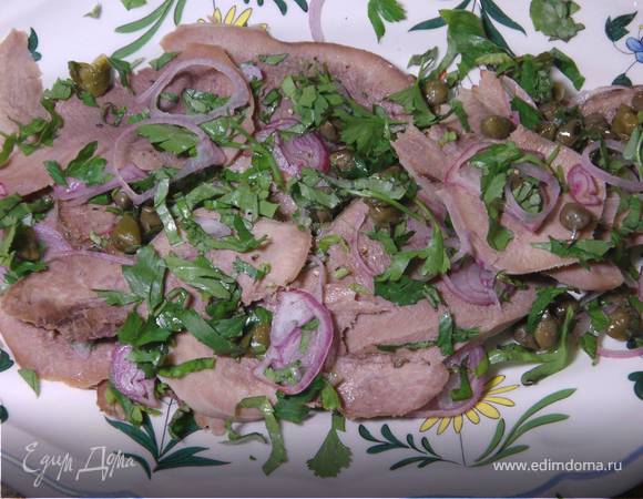 Язык с маринованным луком, каперсами и петрушкой Язык с маринованным луком, каперсами и петрушкой