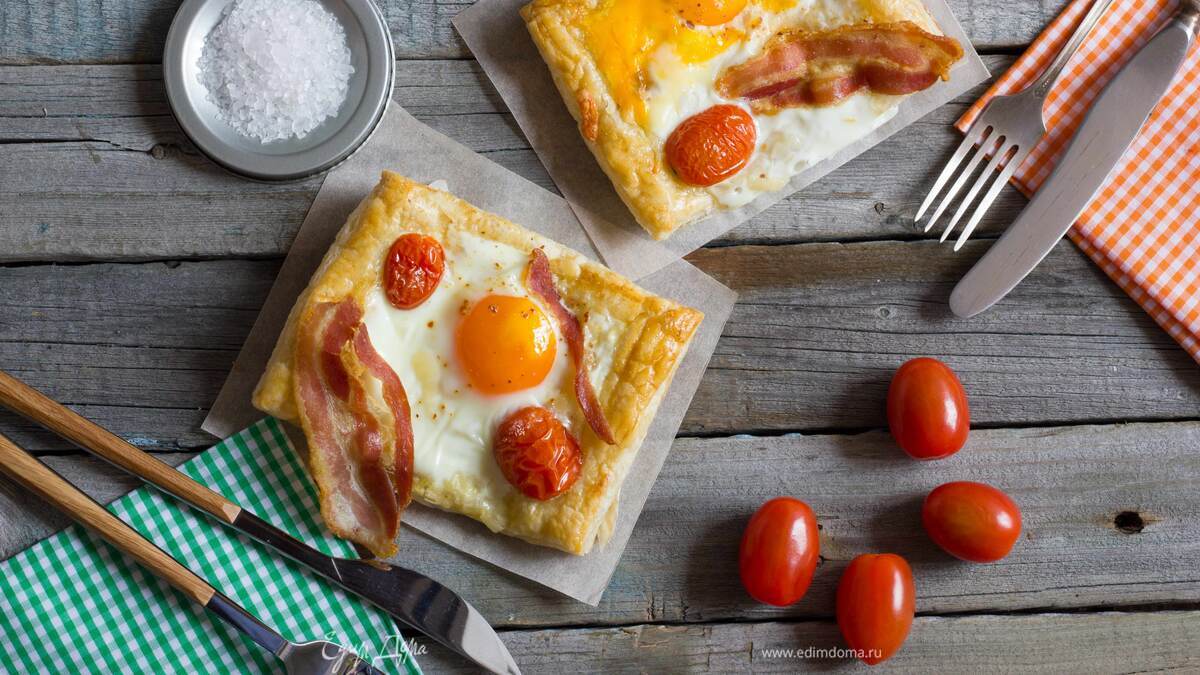Пикантный слоеный пирог на завтрак с беконом и глазуньей